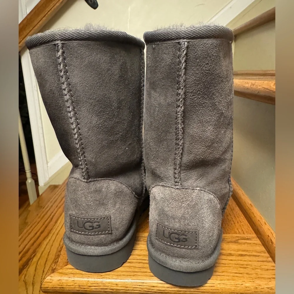 LIKE NEW UGG 🐑 Classic Short II Gray Boots Size 7 - worn once!